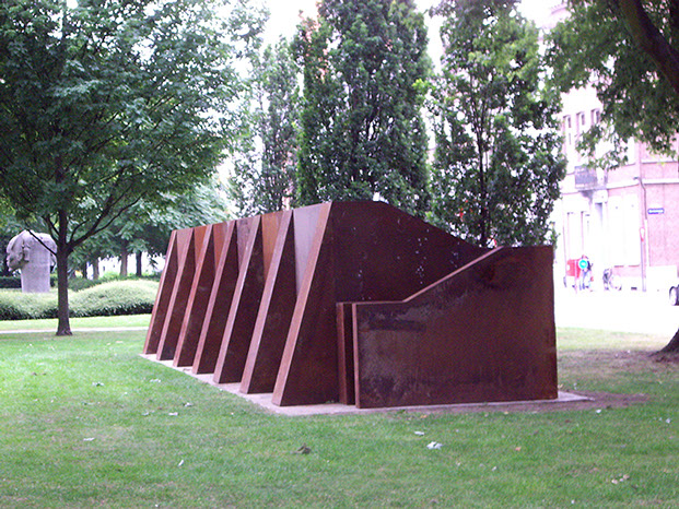 muur met 7 steunberen (en trap)